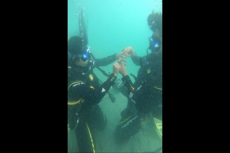 Ahmedabad based businessman Rohan Jardosh proposed to his fiancé underwater in what we call a ‘definite dream’